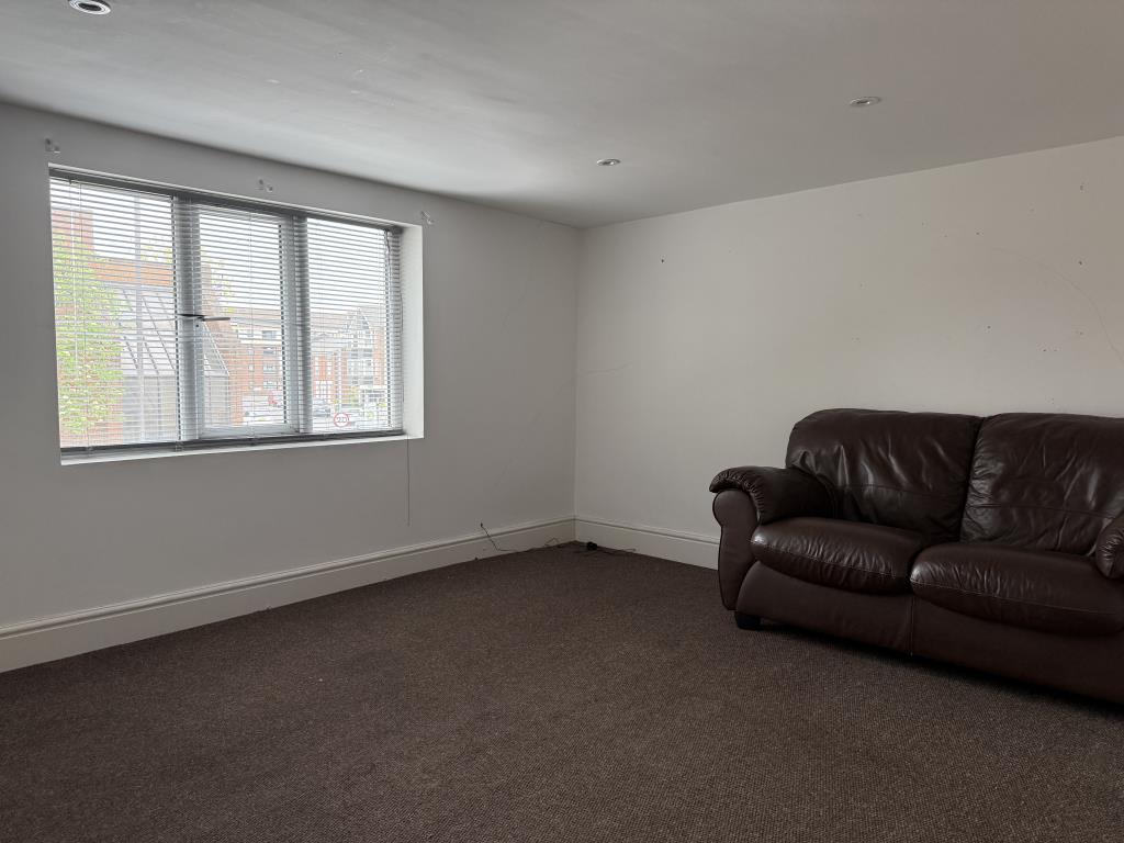Lot: 45 - MIXED USE FREEHOLD BUILDING - first floor flat bedroom